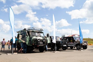 Rusya, Izhevsk - 24 Ağustos 2017: İnsanlar otomobil seçim. İnsanlar incelemek, fotoğraf çekmek ve ünlü markalar Bafi spor kompleksi Chekeril Event'de araçların çalışma.