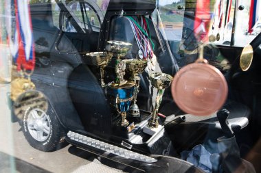 Rusya, Izhevsk - 24 Ağustos 2017: İnsanlar otomobil seçim. İnsanlar incelemek, fotoğraf çekmek ve ünlü markalar Bafi spor kompleksi Chekeril Event'de araçların çalışma.