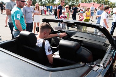 Rusya, Izhevsk - 24 Ağustos 2017: İnsanlar otomobil seçim. İnsanlar incelemek, fotoğraf çekmek ve ünlü markalar Bafi spor kompleksi Chekeril Event'de araçların çalışma.