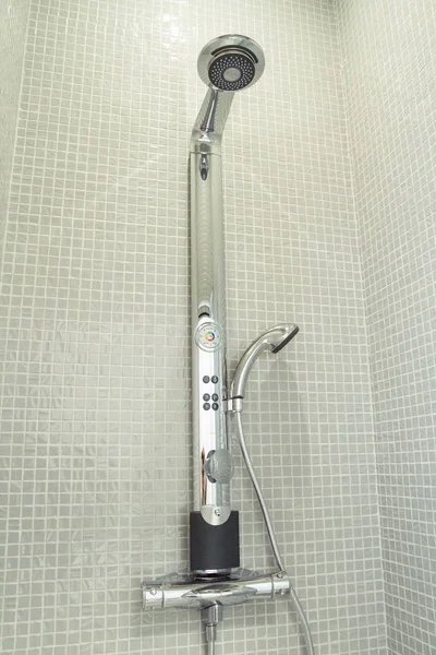 스프레이와 스트림을 목욕탕에 현대의 욕실에서 샤워입니다 욕실에 신선한 — 스톡 사진