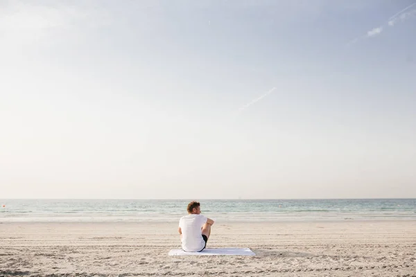 Άνθρωπος Δηλαδή Κάθεται Στην Παραλία Μόνος — Φωτογραφία Αρχείου
