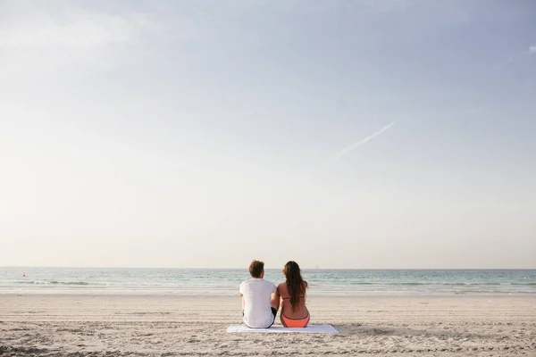 Belo Casal Sentado Praia Juntos — Fotografia de Stock