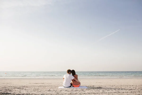 Hermosa Pareja Sentada Orilla Del Mar Juntos — Foto de Stock