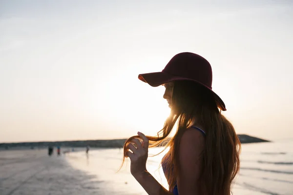 Bella Ragazza Uno Sfondo Tramonto Una Spiaggia Sabbia Donna — Foto Stock