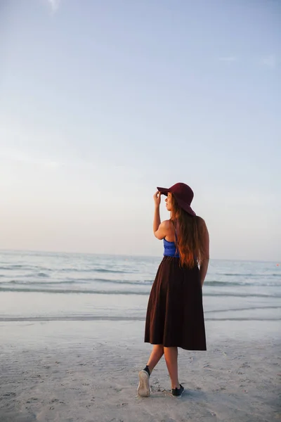 Uma Menina Bonita Está Andando Longo Costa Contra Pôr Sol — Fotografia de Stock