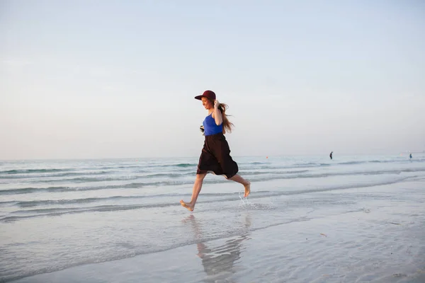 Όμορφο Κορίτσι Τρέχει Και Έχει Διασκέδαση Κατά Μήκος Της Ακτής — Φωτογραφία Αρχείου