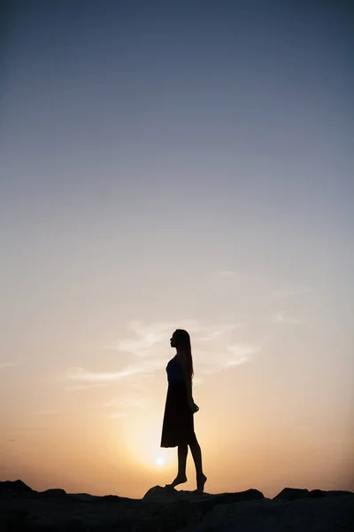 Όμορφη Κοπέλα Φόντο Ηλιοβασίλεμα Μια Αμμώδη Παραλία Γυναίκα — Φωτογραφία Αρχείου
