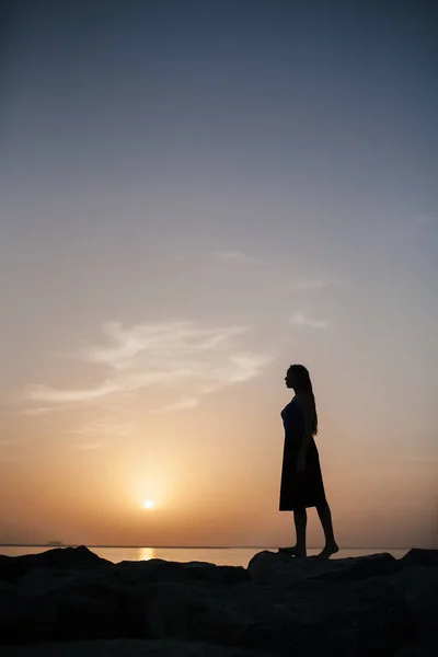 Bella Ragazza Uno Sfondo Tramonto Una Spiaggia Sabbia Donna — Foto Stock