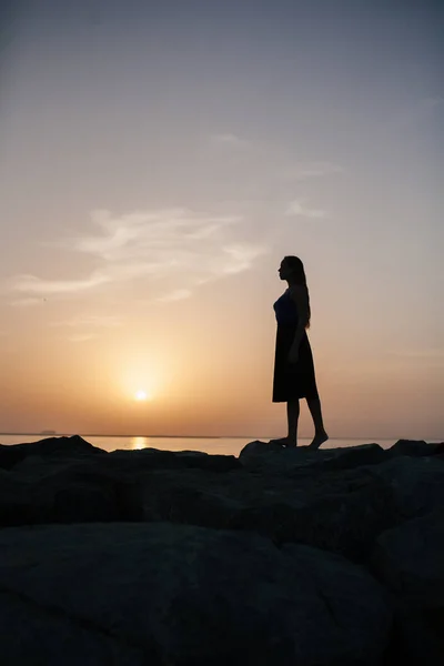 Bella Ragazza Uno Sfondo Tramonto Una Spiaggia Sabbia Donna — Foto Stock