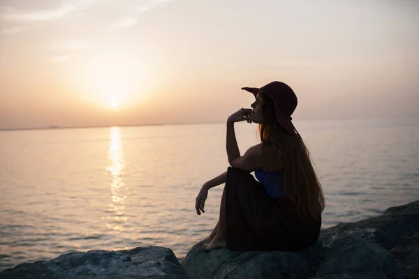 Bella Ragazza Uno Sfondo Tramonto Una Spiaggia Sabbia Donna — Foto Stock