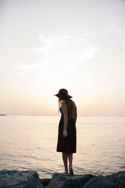 Menina Bonita Fundo Pôr Sol Uma Praia Areia Mulher — Fotografia de Stock