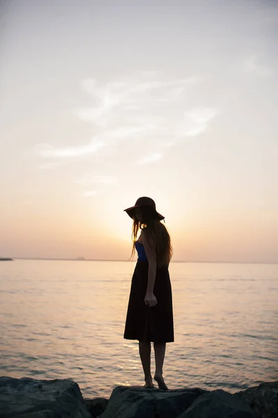 Menina Bonita Fundo Pôr Sol Uma Praia Areia Mulher — Fotografia de Stock