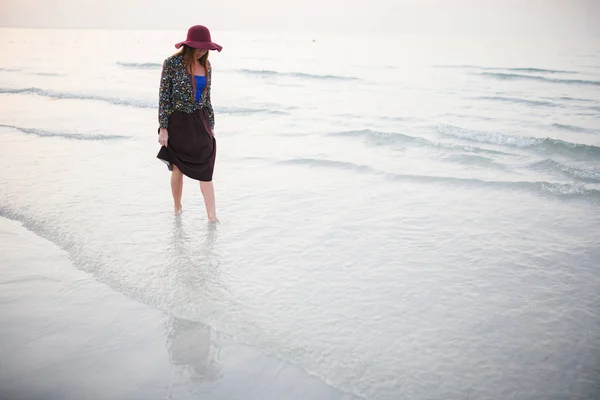 Uma Menina Bonita Está Andando Longo Costa Contra Pôr Sol — Fotografia de Stock