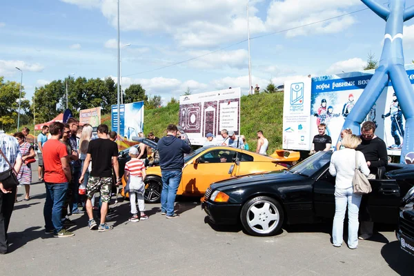 Russland Izjevsk August 2017 Folk Velger Biler Folk Undersøker Tar – stockfoto