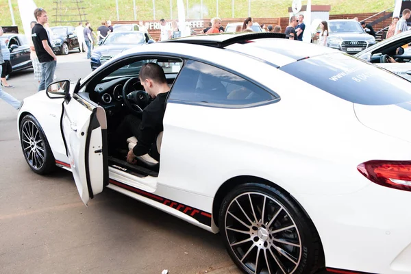 Russia Izhevsk Agosto 2017 Gente Sceglie Auto Persone Esaminano Scattano — Foto Stock