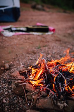 Bir gitar ve bir çadır arka plan üzerinde alev