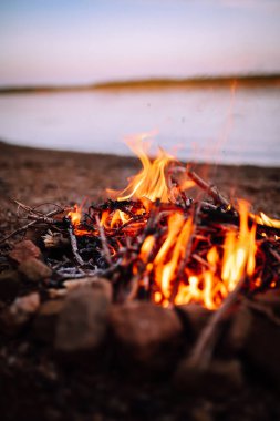 Şenlik ateşi ile zemin gölün karşı parlak bir alev yanan
