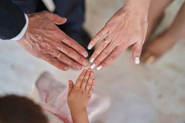 Baba, anne ve kızı birlikte eller