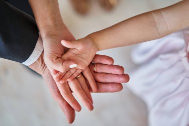 Baba, anne ve kızı birlikte eller