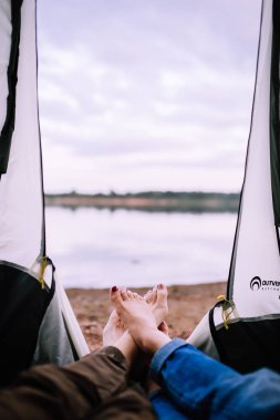 Bir nehir ve bir yangın ile bir çadır üzerinden görüntülemek