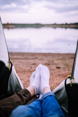 Bir nehir ve bir yangın ile bir çadır üzerinden görüntülemek