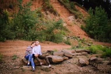 Genç çift buzlu nehir kenarında oturan