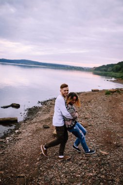 Eğleniyor ve nehir boyunca çalışan genç Çift