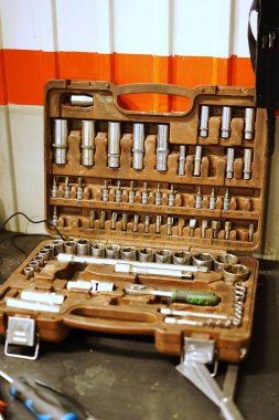 Mekanik araçları takımı kahverengi kutusunda yakın çekim