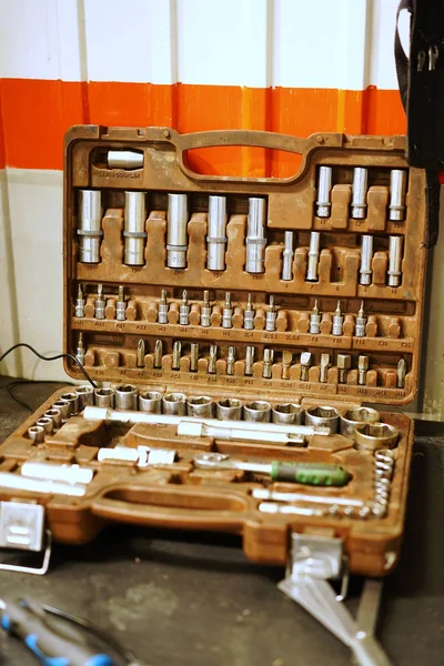 Zestaw narzędzi mechaniki w polu brązowy z bliska — Zdjęcie stockowe