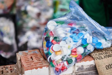 Büyük plastik torba geri dönüşüm için. Ayrı çöp toplama