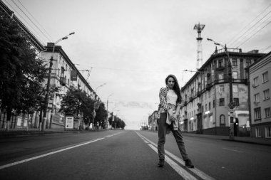 Yolun ortasında duran bir kız. Sokak kentsel tarzı.