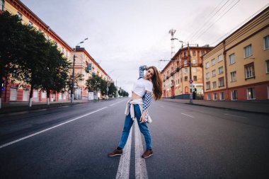 Yolun ortasında duran bir kız. Sokak kentsel tarzı.