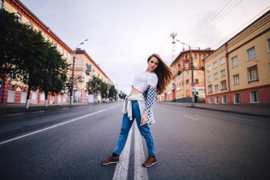 Yolun ortasında duran bir kız. Sokak kentsel tarzı.