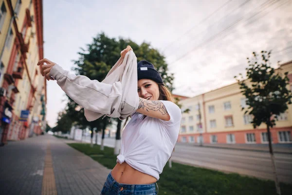 Bir kız ceket giyiyor. Şık giysi ve şapka kız.