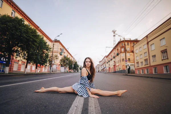 Şık genç kız karayolunda ortasında ikine oturdu. Urbas tarzı.