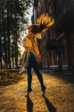 Saç şık kızlar şafak ışığında gelişir. Kentsel stil.