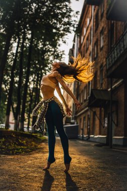 Saç şık kızlar şafak ışığında gelişir. Kentsel stil.