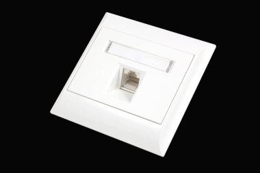 izole kırpma yolu ile siyah arka plan üzerinde ağ duvar prizi