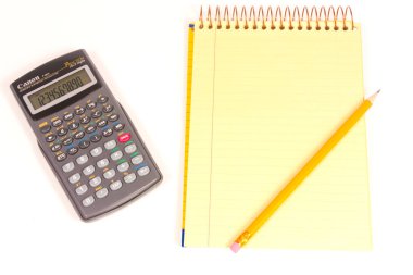 spiral defter ve beyaz arka plan üzerinde izole bir hesap makinesi tek kurşun kalem