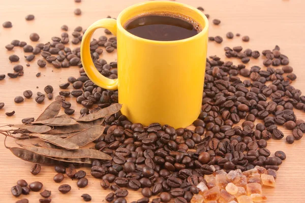 fincan kahve, kahverengi şeker ve organik fasulye ahşap arka plan üzerinde