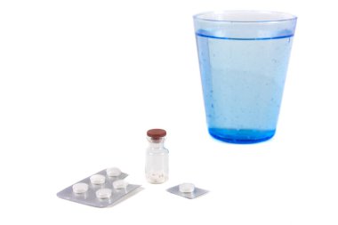 su ve tabletler, beyaz zemin üzerine hap ile cam