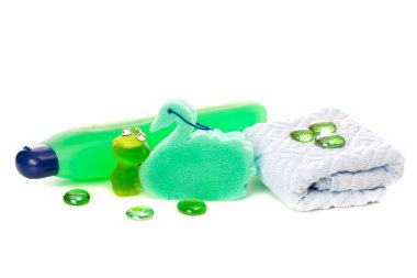 havlu, banyo süngeri ve beyaz arka plan üzerinde izole şampuan