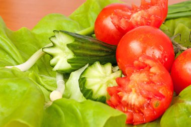 Tüm mevsimler için taze sebzeler mutfaktaki ahşap masada. 