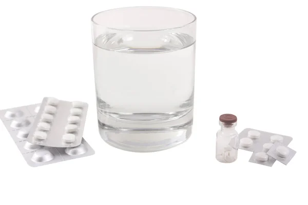 su ve tabletler, beyaz zemin üzerine hap ile cam