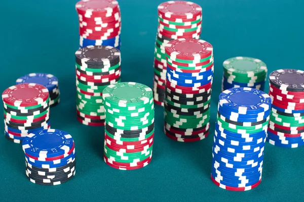 Yeşil poker tablo arka plan üzerinde Poker fişleri