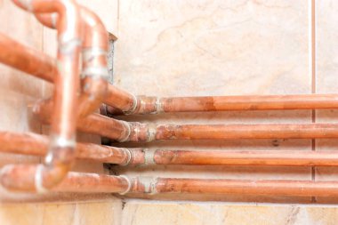 Duvardaki farklı bakır borular