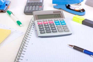 beyaz zemin üzerinde Office nesneleri koleksiyonu