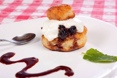 halka tatlı peynir, yumurta ve irmik karışımı yapılmış, haşlanmış veya kızarmış ve meyve şurubu veya reçel ve krema ile servis