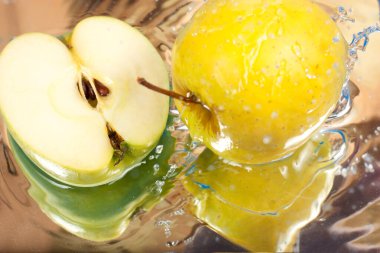 elma neden olan su sıçrama yansıması ile