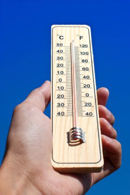 üzerinde mavi bir gökyüzü karşı ahşap termometre